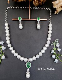 AD Glamorous Pearl Necklace
