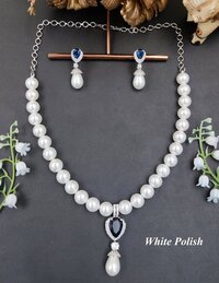 AD Glamorous Pearl Necklace