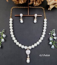 AD Glamorous Pearl Necklace