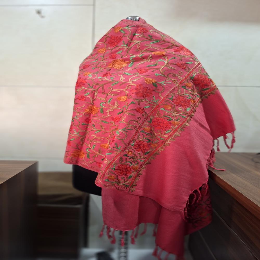 कढ़ाई किए हुए स्टोल्स -