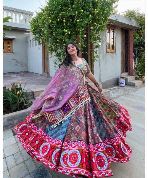 Stunnimg designer embroidery choli