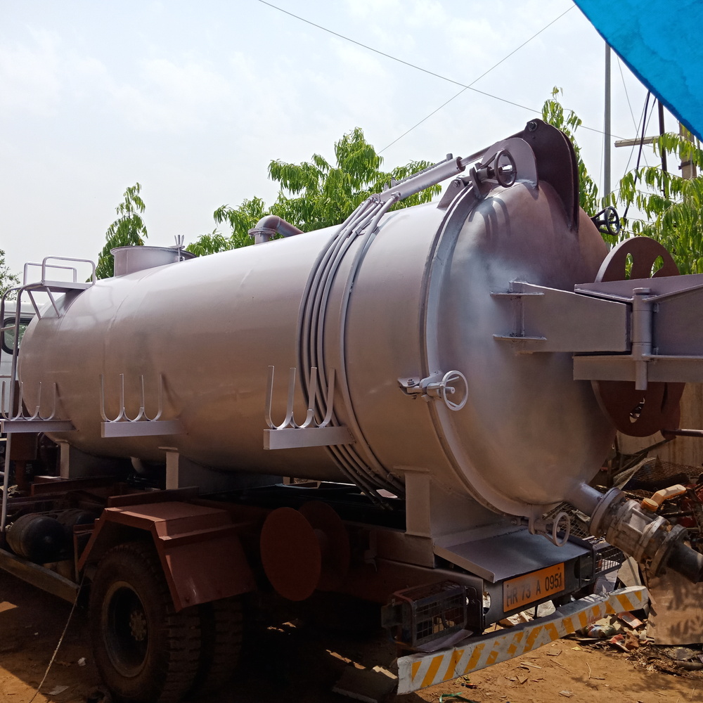 Truck Mounted Sewer Suction Cum Jetting Machine 7000 Litter Capacity