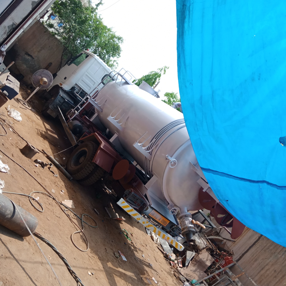 Truck Mounted Sewer Suction Cum Jetting Machine 7000 Litter Capacity