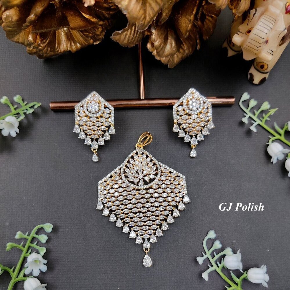 Elegant adornment AD Pendant