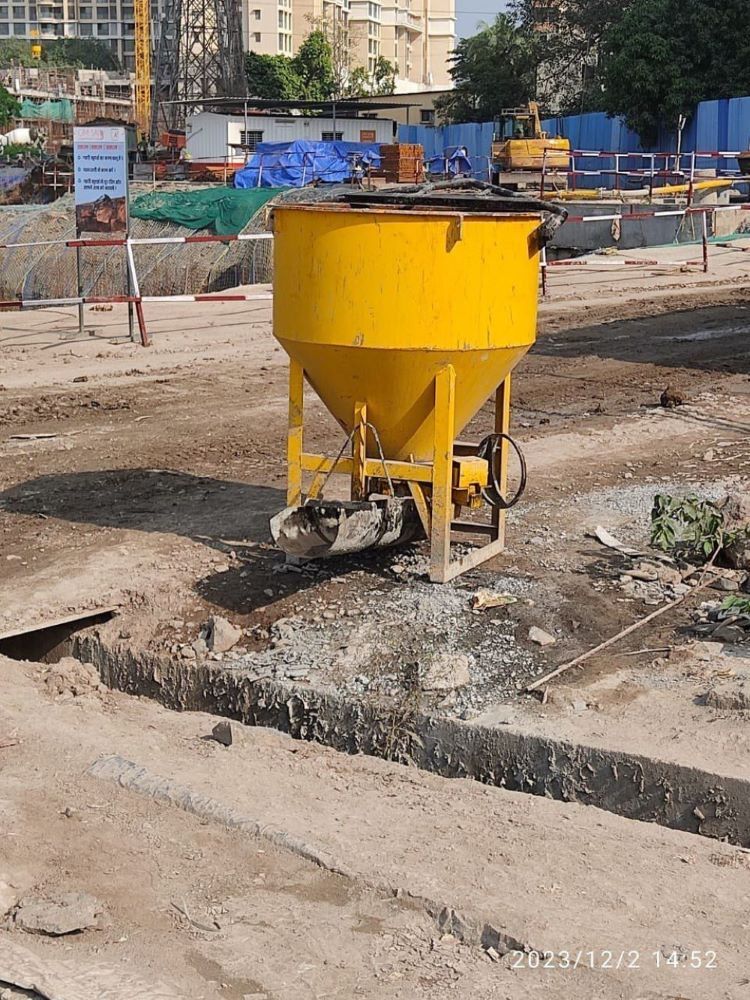 Bucket for concrete pouring