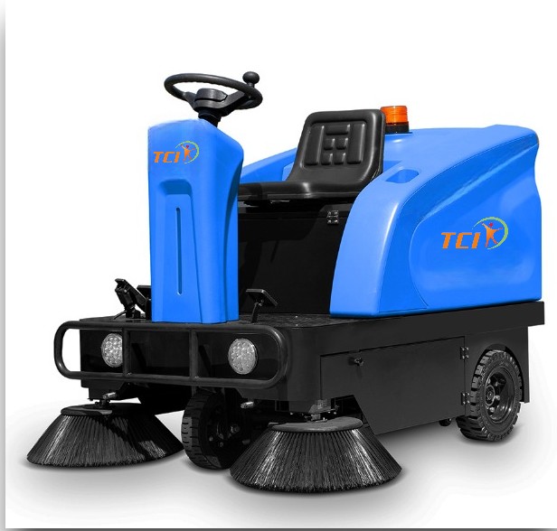 Ride on sweeper