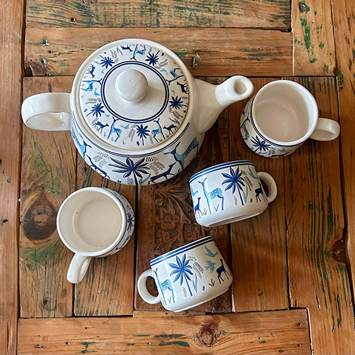 Tea Kettle Set With 6 Cups - Color: Multicolor