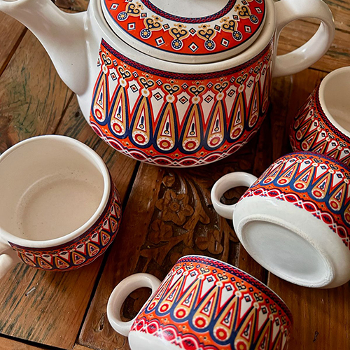 Tea Kettle Set With 6 Cups - Color: Multicolor