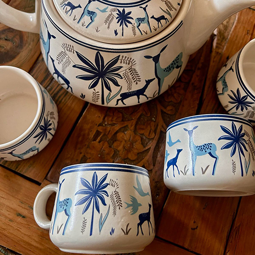 Tea Kettle Set With 6 Cups - Color: Multicolor