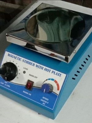 Magnetic stirrer with hot plates
