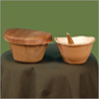 Areca Leaf Sheath Bowls एक पारंपरिक और पारिस्थितिकी के अनुकूल उत्पाद हैं। ये बर्तन नारियल के पत्तों के प्राकृतिक रेशों से बने होते हैं, जो कि जल में बायोडिग्रेडेबल होते हैं। इन्हें किसी भी प्रकार के खाद्य सामग्रियों के लिए सुरक्षित माना जाता है और इसका उपयोग विभिन्न अवसरों पर किया जा सकता है।