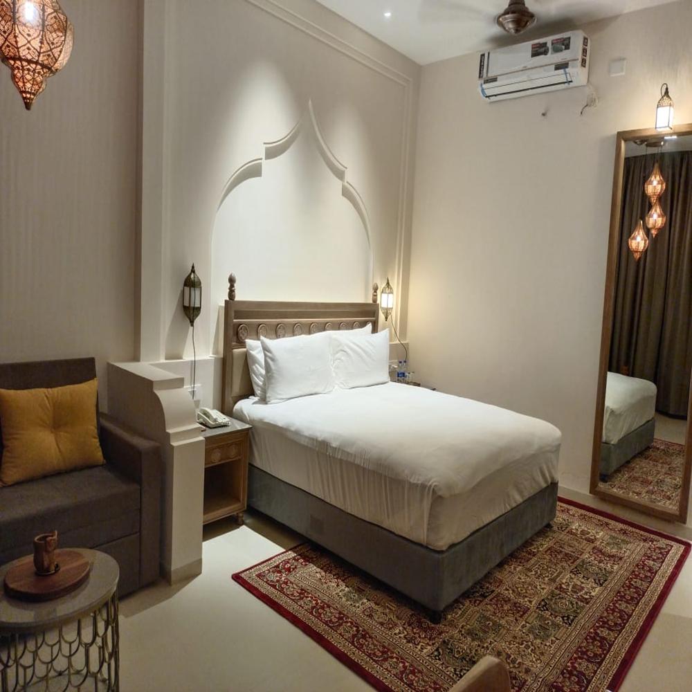 होटल बेडरूम सेटअप