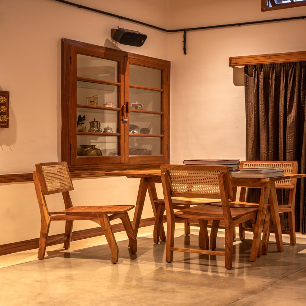 रेस्टोरेंट कुर्सी और टेबल