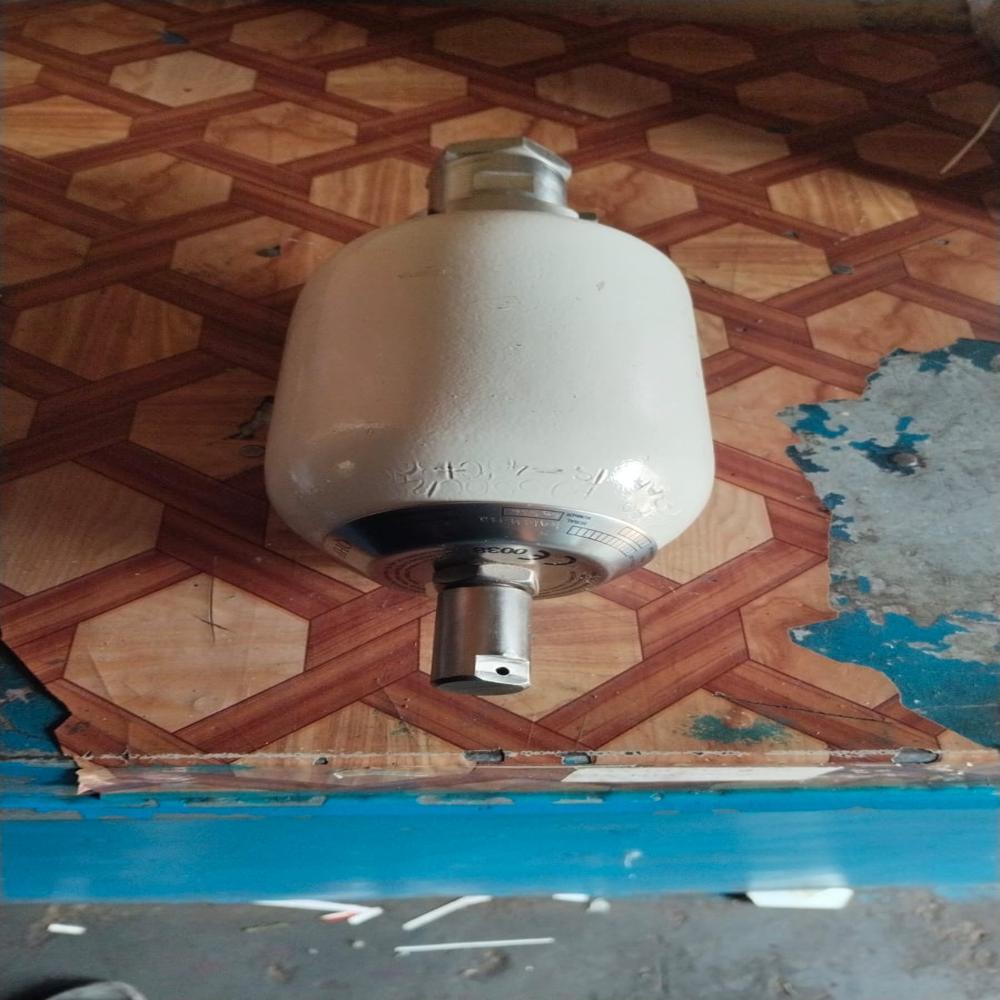 Bladder Type Accumulator - High-tensile Steel, 5 Litre Size, White Color | Manual Power Source, 1-year Warranty, Reliable Industrial Use