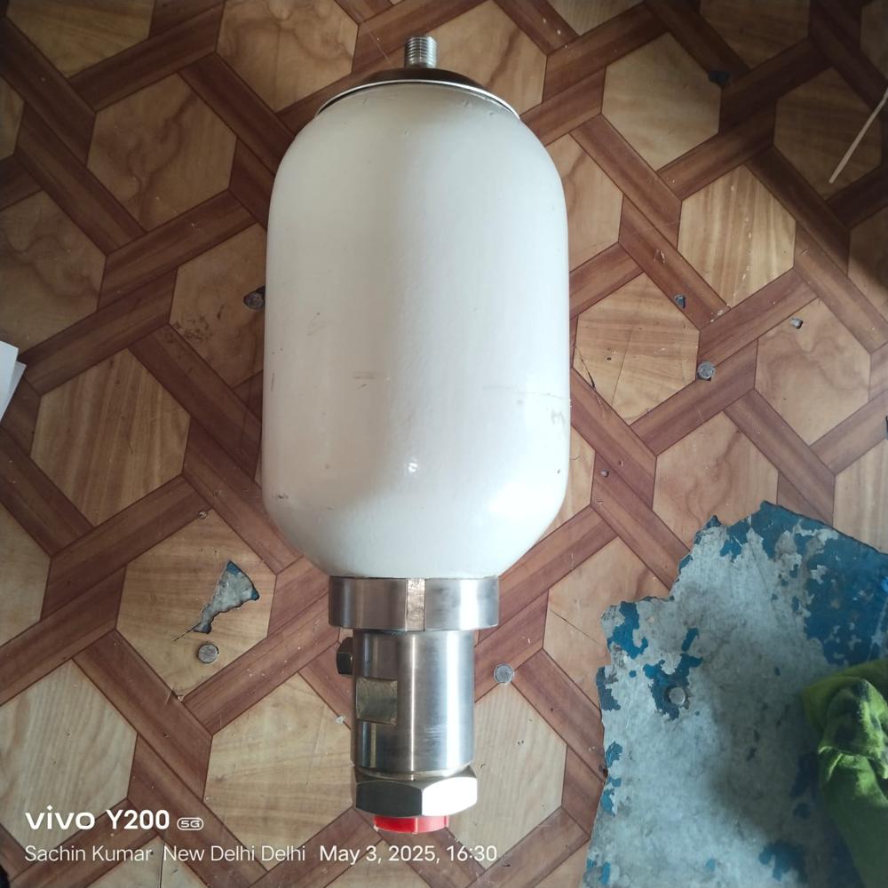 Bladder Type Accumulator - High-tensile Steel, 5 Litre Size, White Color | Manual Power Source, 1-year Warranty, Reliable Industrial Use