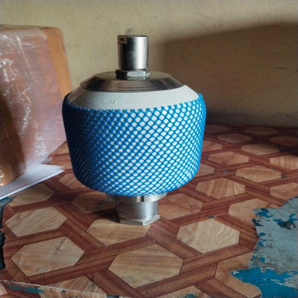 Bladder Type Accumulator - High-tensile Steel, 5 Litre Size, White Color | Manual Power Source, 1-year Warranty, Reliable Industrial Use