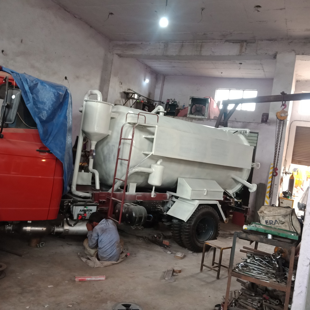 Yellow Chassis Mounted Sewage Suction Machine