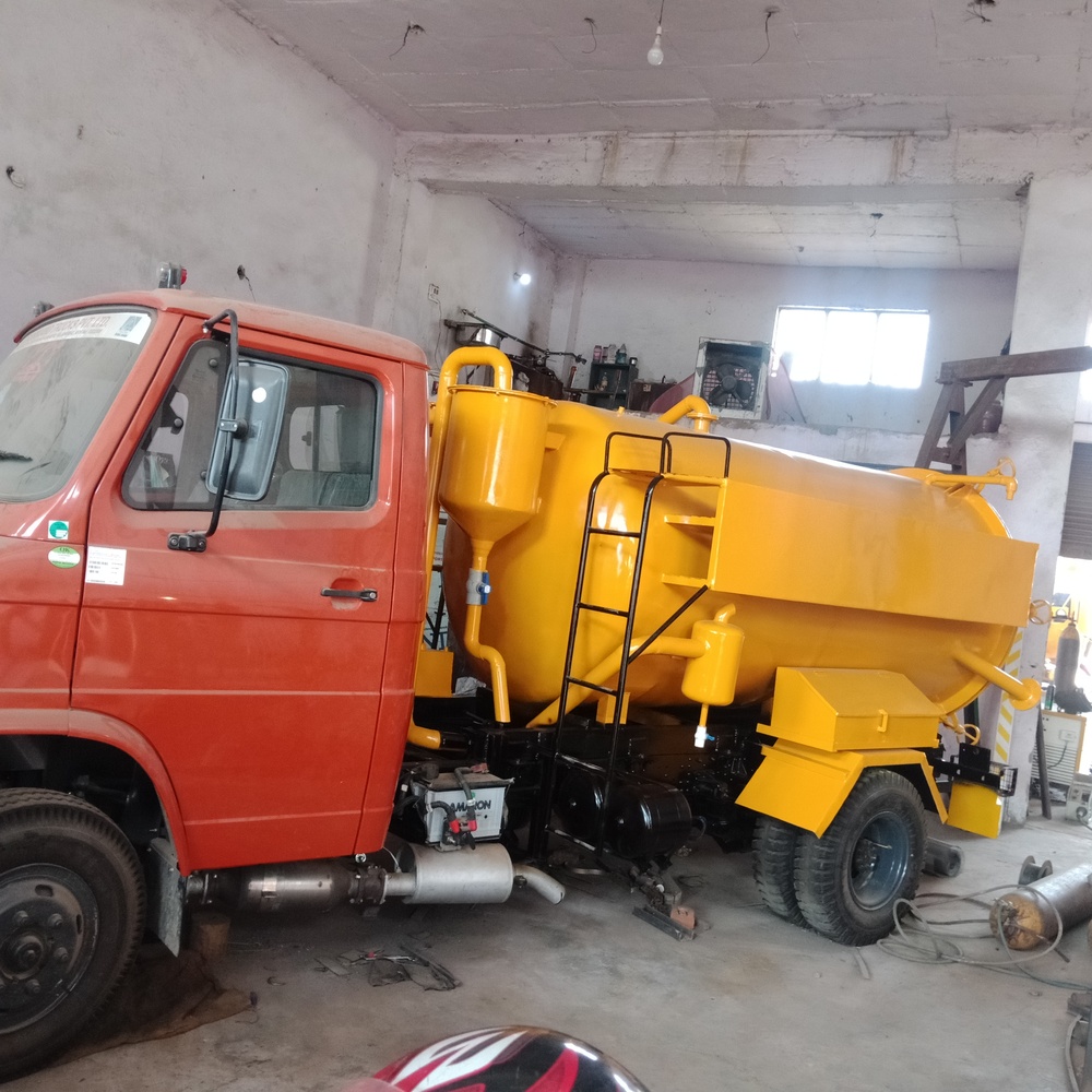Yellow Chassis Mounted Sewage Suction Machine