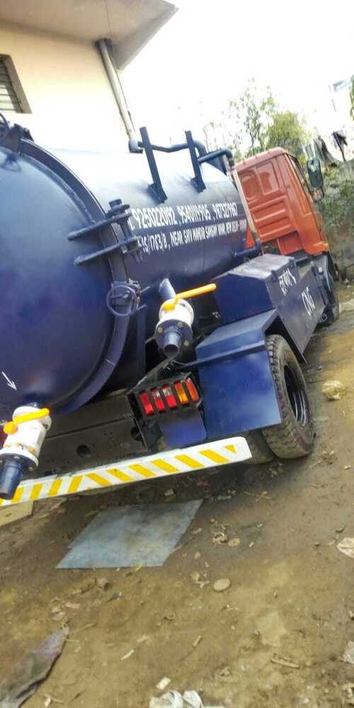 Black Chassis Mounted Sewage Suction Machinery