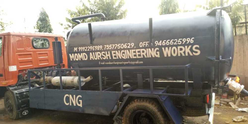 Black Chassis Mounted Sewage Suction Machinery