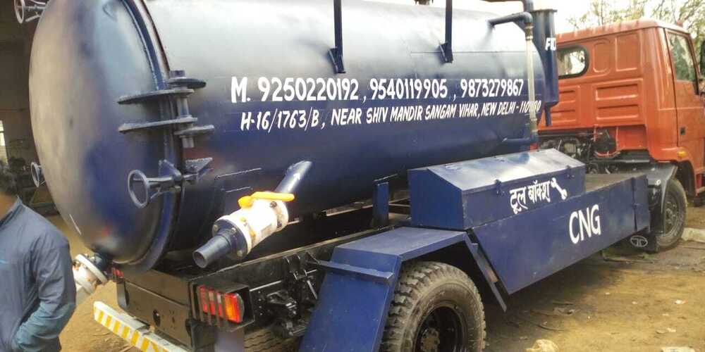 Black Chassis Mounted Sewage Suction Machinery