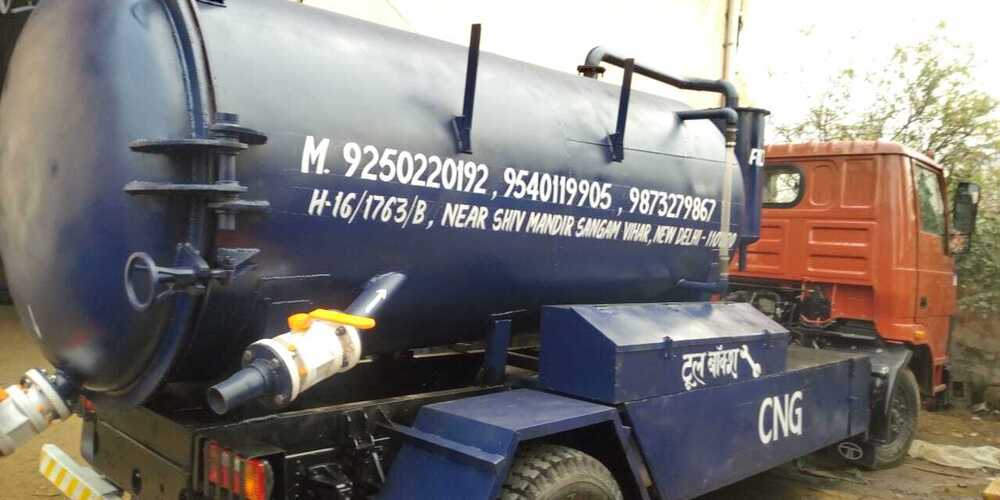 Black Chassis Mounted Sewage Suction Machinery