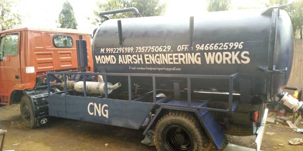 Black Chassis Mounted Sewage Suction Machinery