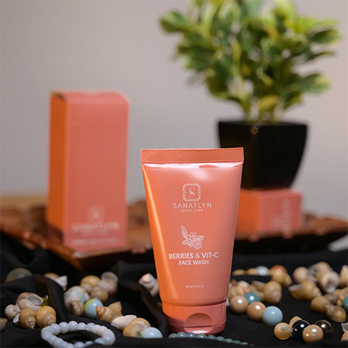 Berries & Vitamin C Face Wash - Deep Cleansing & Brightening Formula for Glowing Skin