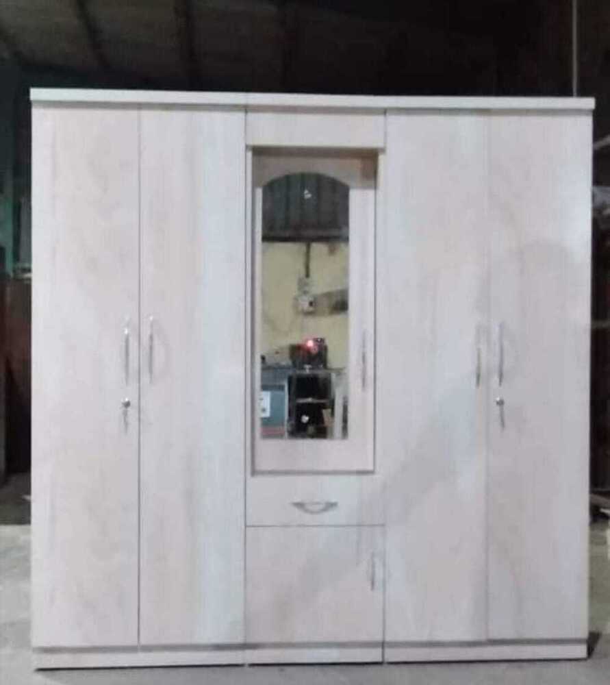 अलमारी खुला दरवाजा