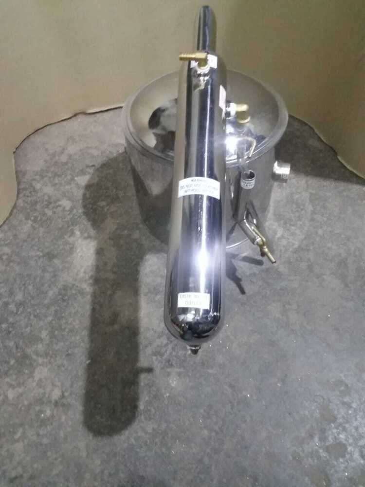 Distilled water plant for laboratories
