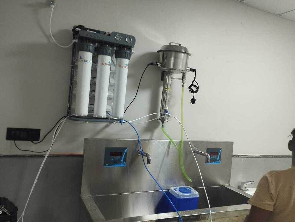 Distilled water plant for laboratories