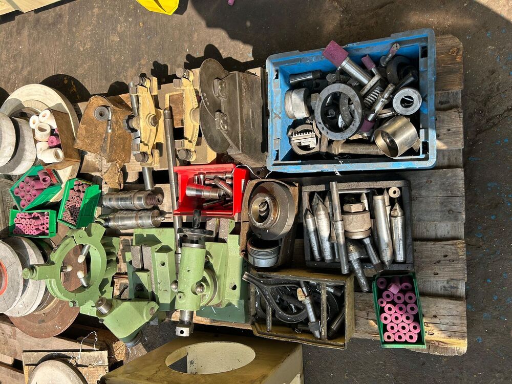 Universal Cylindrical Grinder Machine