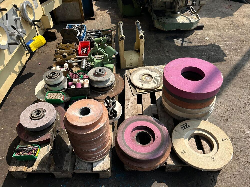 Universal Cylindrical Grinder Machine