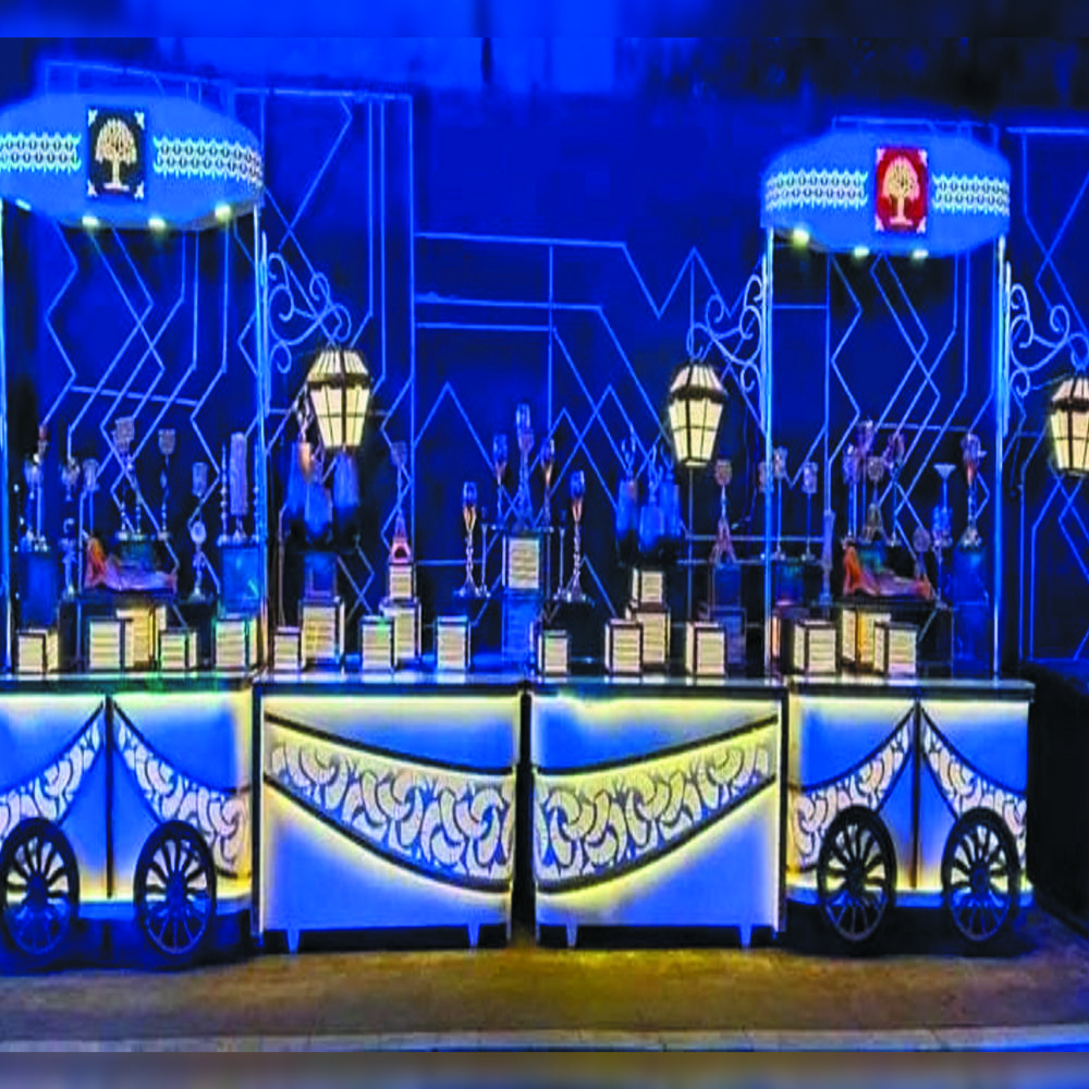 Glowing pillar buffet table