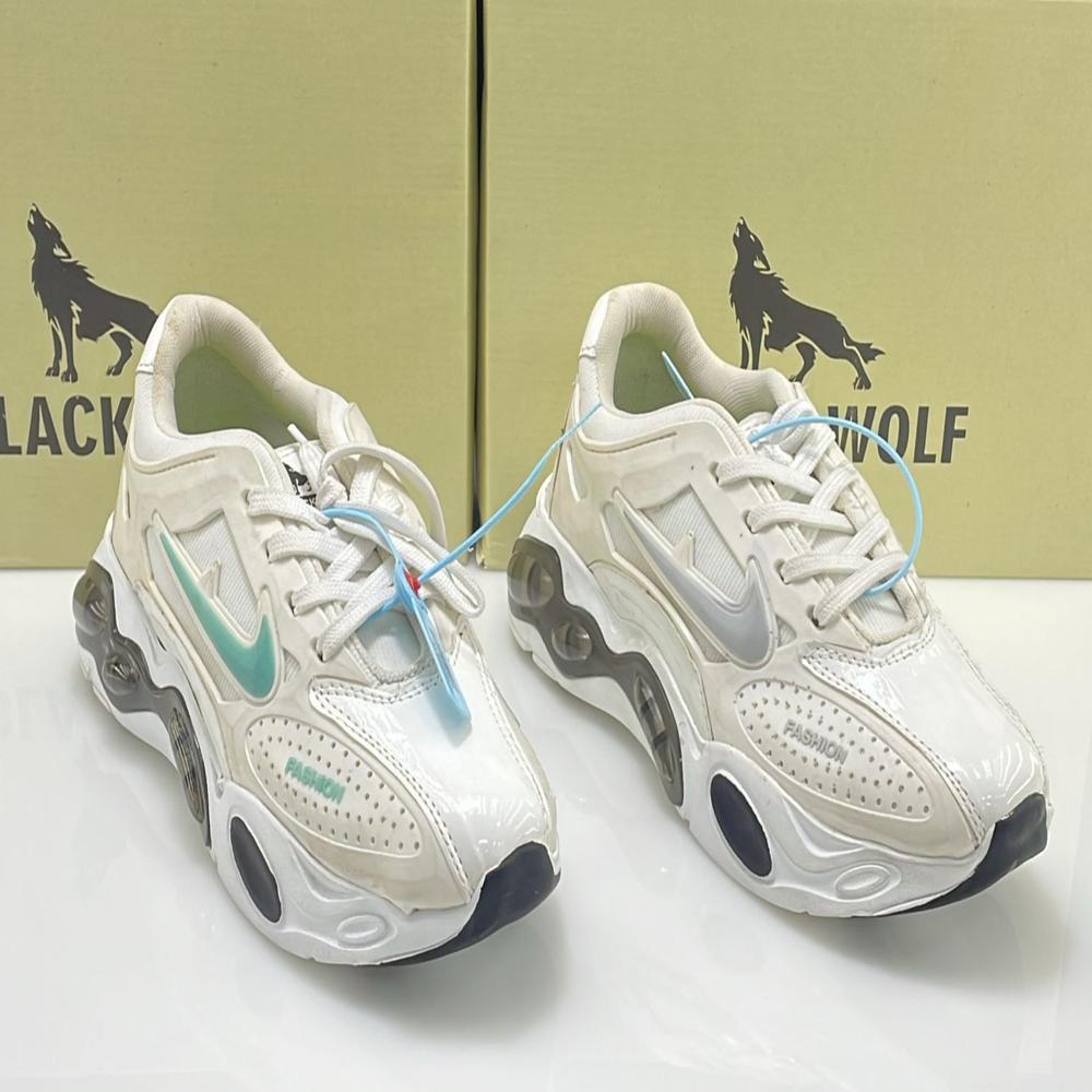 SPORTS SHOES 