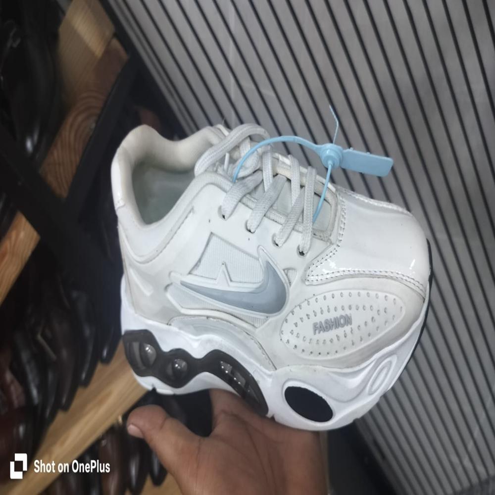 SPORTS SHOES 