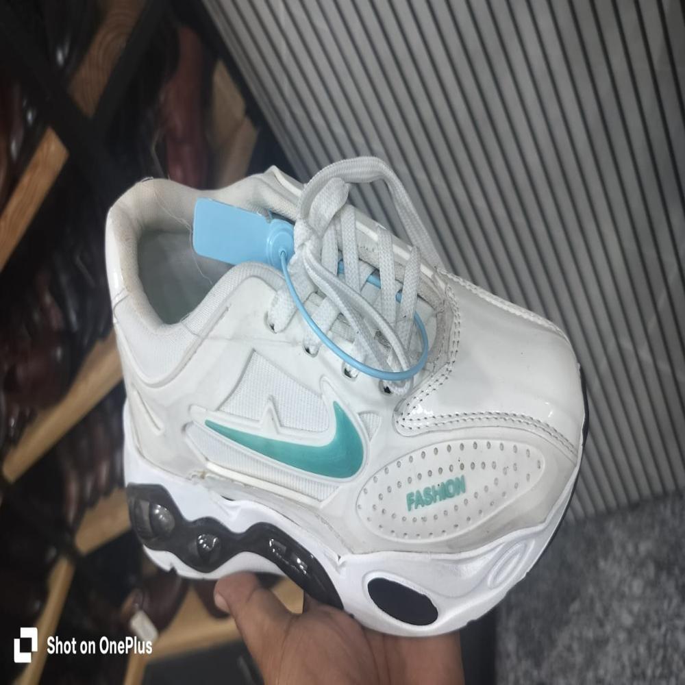 SPORTS SHOES 