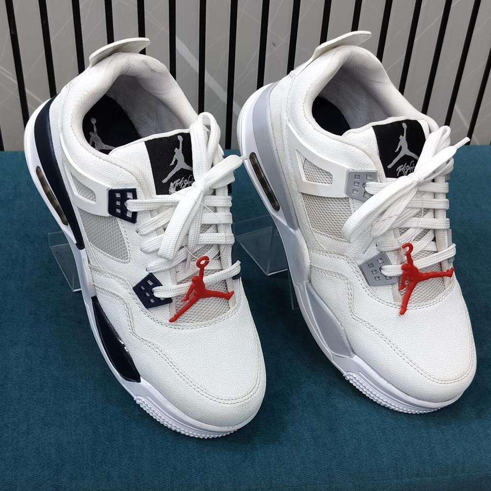 Sports Shoes - Color: White