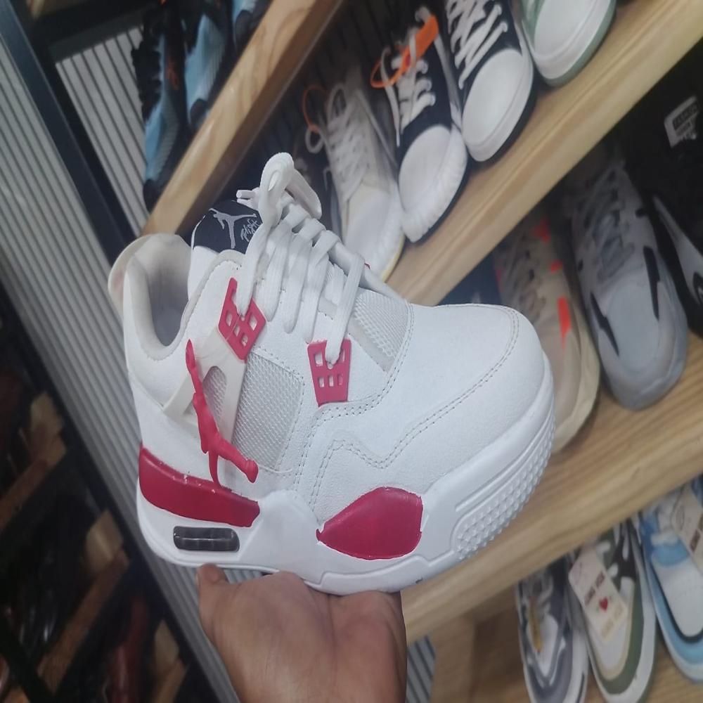 SPORTS SHOES 