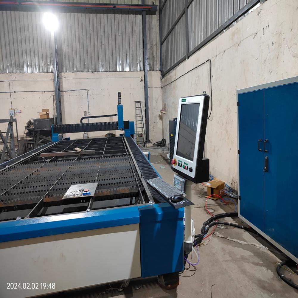 2 KW FIBER LASER CUTTING MACHINE