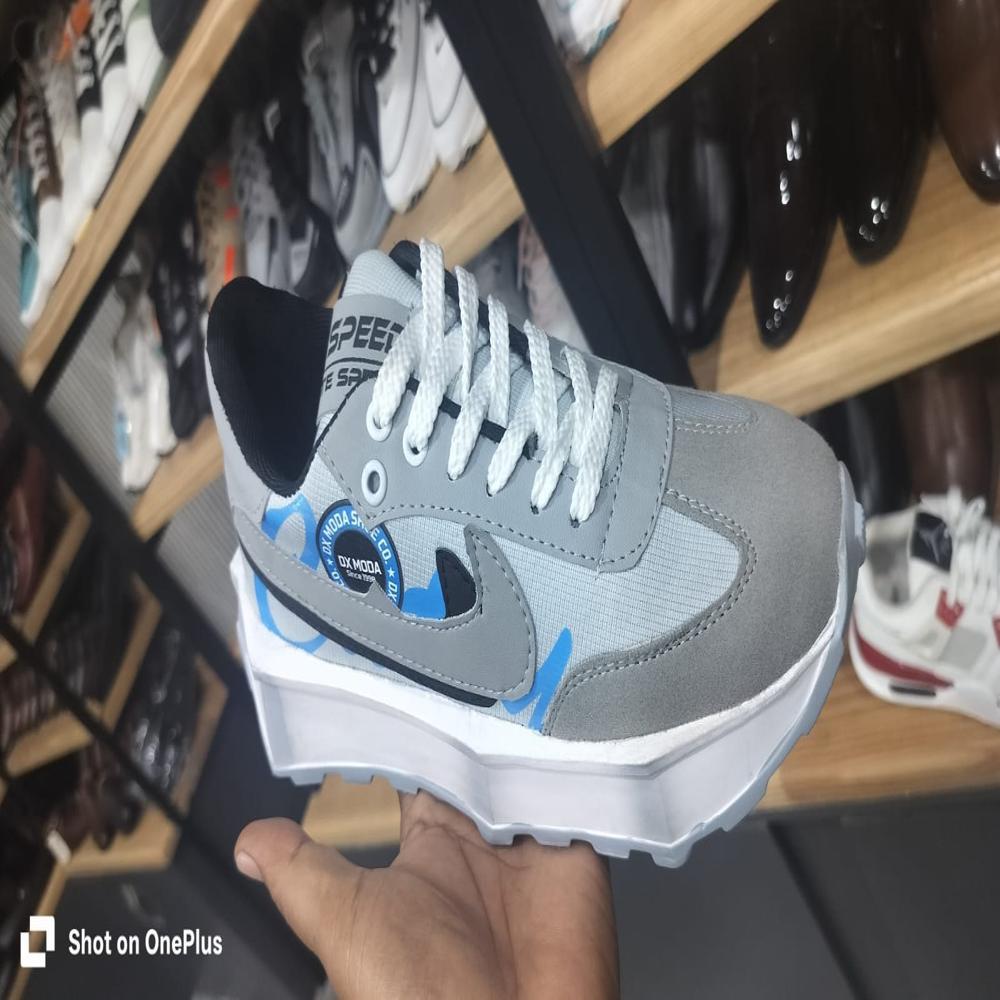 SPORTS SHOES
