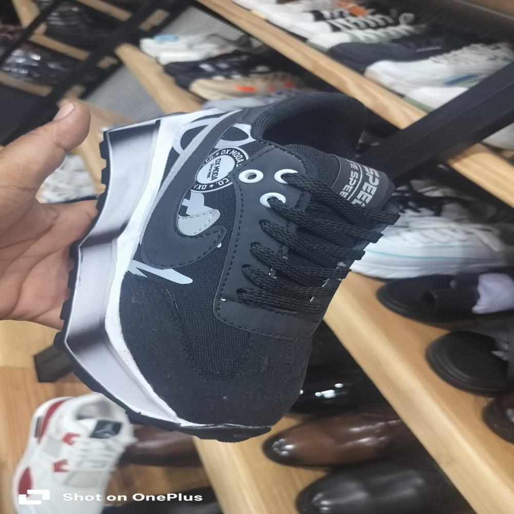 SPORTS SHOES
