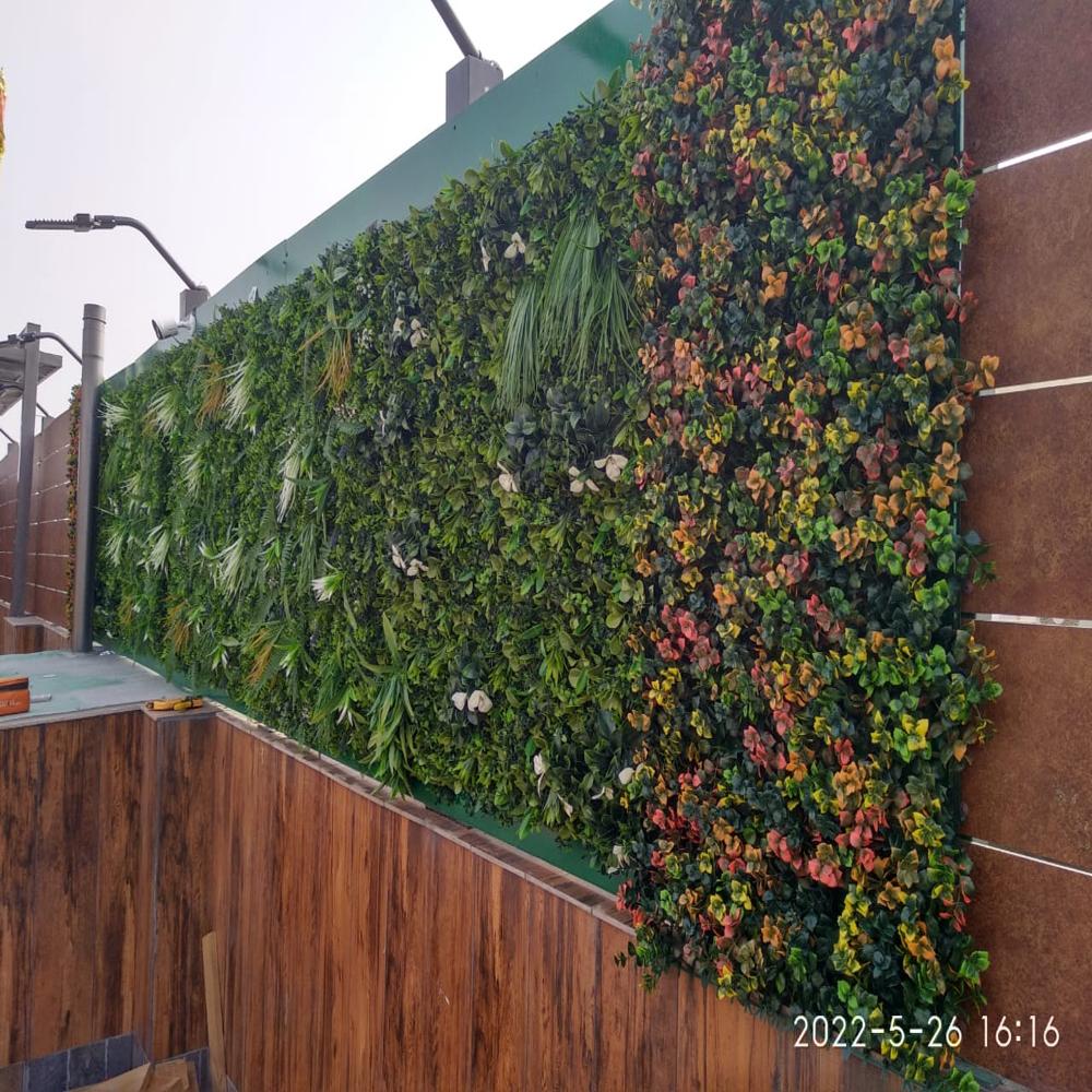 Residential Vertical Artificial Grass - Color: Green & Natural