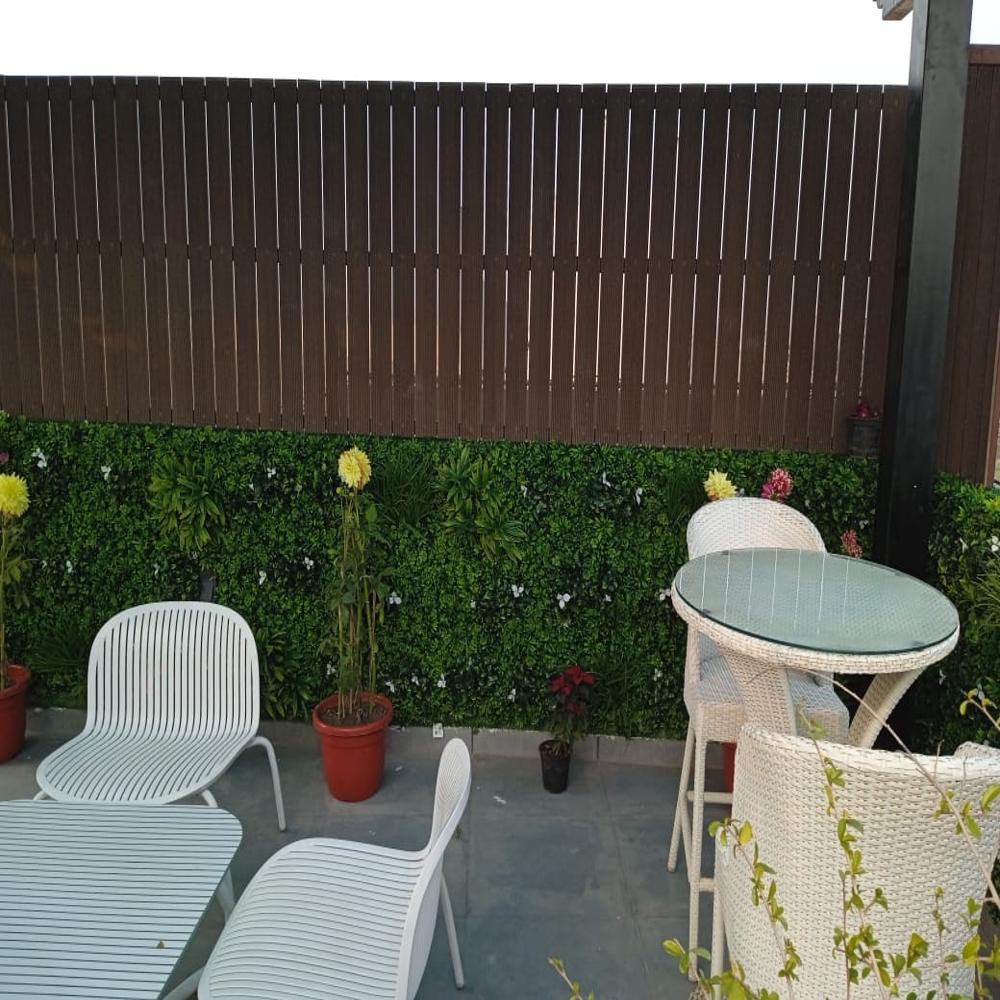 Residential Vertical Artificial Grass - Color: Green & Natural