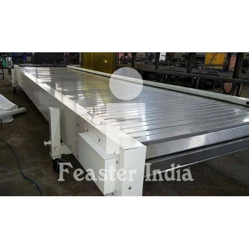 Slat Chain Conveyor - Attributes: Durable