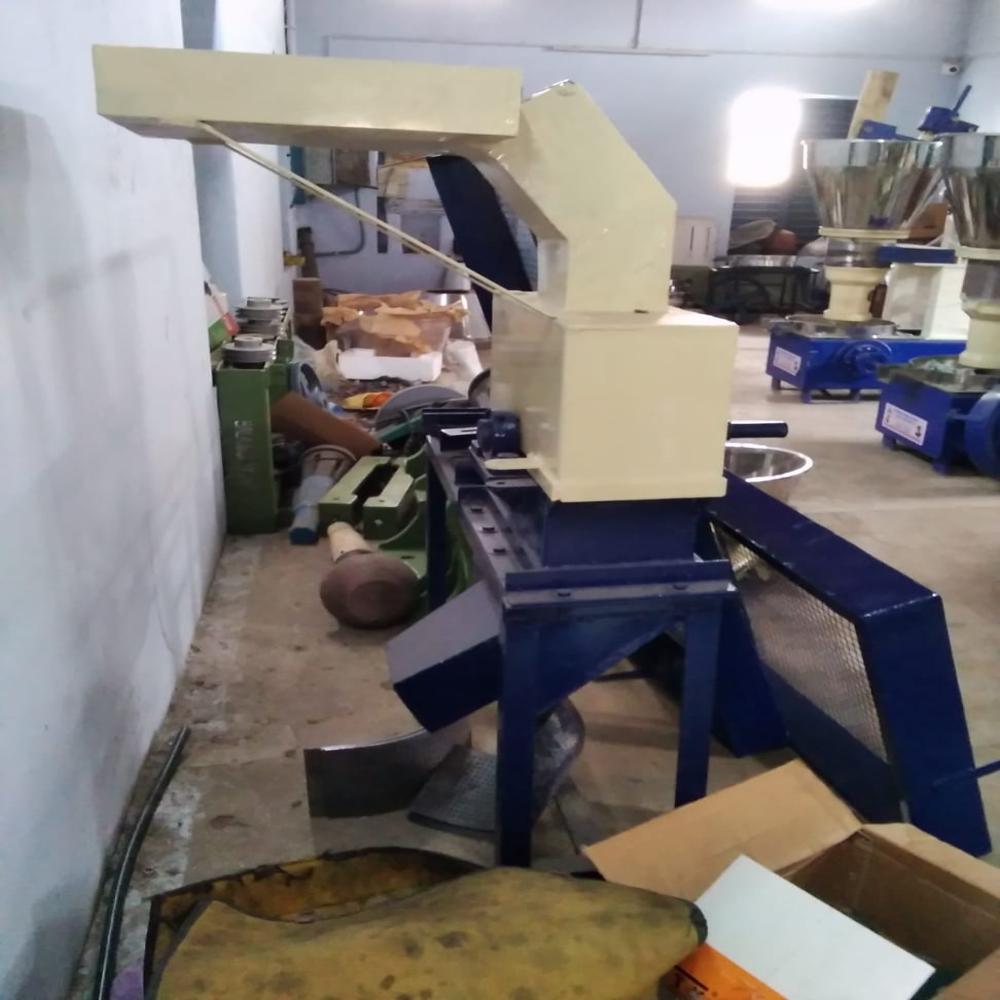 OIL CAKE POWDER MACHINE