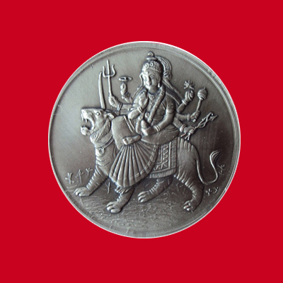 उकेरे हुए चांदी के सिक्के