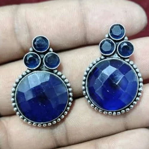 चेकर कट राउंड कान की बालियां