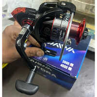 4000 Series Daiwa Fishing Reel - Color: Black/red