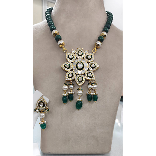 18 Kt Gold Uncut Diamond Polki Pendant Set - Gender: Women